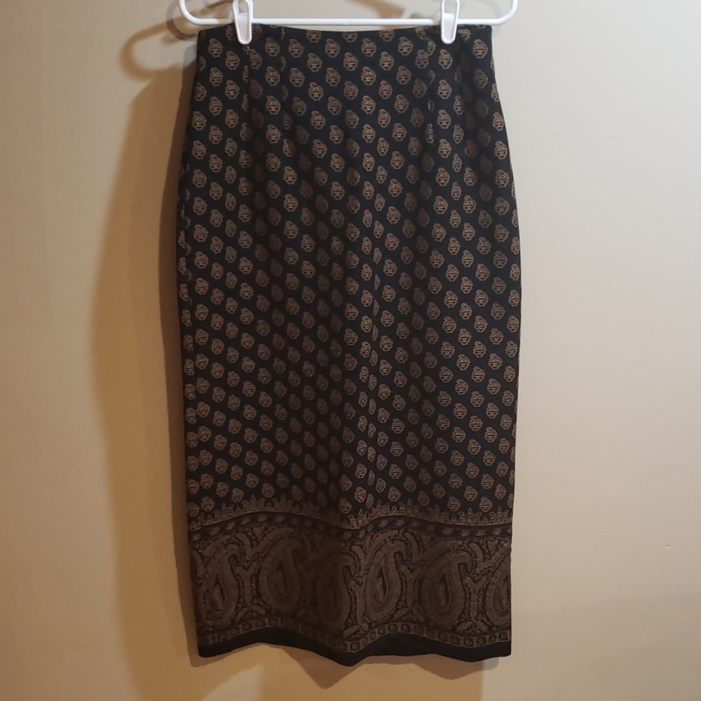Long fitted skirt